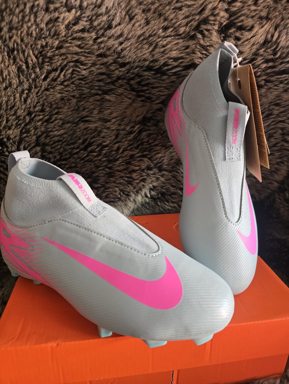Nike Youth Light Gray Soccer Cleats with Hot Pink Swoosh Size 3y Kids